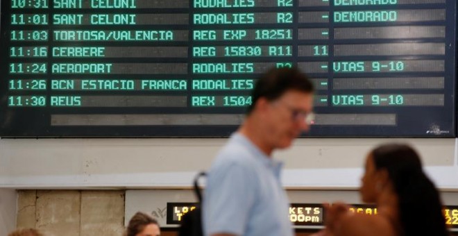 Cientos de pasajeros están aglomerados esta mañana en Sants y en otras estaciones de Renfe a causa de las dos incidencias que mantienen una hora de retraso en los trenes de varias líneas de cercanías y en los trenes de Larga Distancia del Corredor Mediter