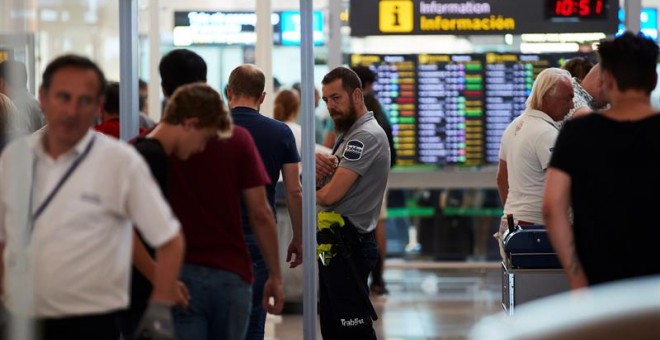 Los pasajeros pasan los controles de seguridad en la segunda jornada de huelga de los trabajadores de tierra de Iberia en el aeropuerto de Barcelona-El Prat que se está desarrollando sin incidencias. EFE/Alejandro García