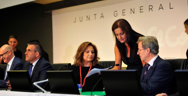 La presidenta de El Corte Inglés, Marta Álvarez (c), junto al consejero delegado del Retail, Víctor del Pozo (2i), y el secretario del consejo, Antonio Hernández-Gil (d), durante la reunión de la junta de accionistas. EFE/Diego Pérez Cabeza