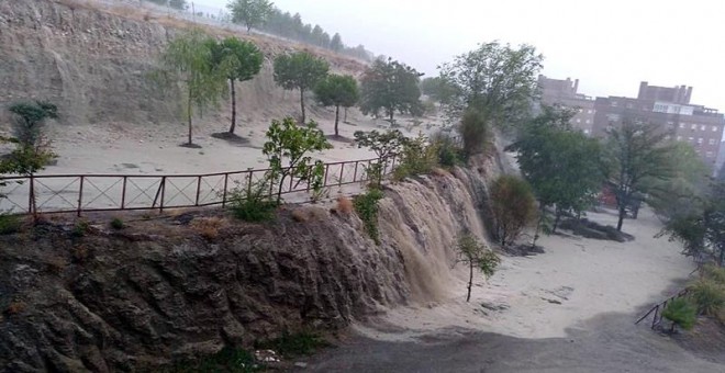 Captura de video de la fuerte tormenta, acompañada de granizo que está cayendo en Rivas Vaciamadrid, provocando inundaciones en las calles. - EFE