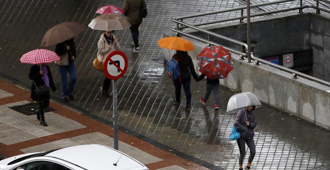 19/10/2018 - Varias comunidades sufren en España los efectos de la gota fría. En otras, la lluvia hace que sea imprescindible salir de casa sin paraguas. / Marta Fernández Europa Press