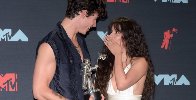 26/08/2019.- Shawn Mendes y Camila Cabello con sus premios en la sala de prensa durante los premios MTV Video 2019 en Newark, New Jersey. EFE/EPA/DJ JOHNSON