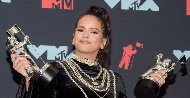 La cantant catalana Rosalía amb els premis a la sala de premsa durant els premis MTV Vídeo 2019 a Newark, New Jersey. EFE/EPA/DJ JOHNSON