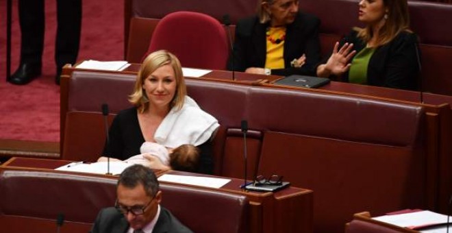 La senadora Larissa Waters amamanta a su bebé durante una sesión del Parlamento de Canberra (Australia). EFE/MICK TSIKAS