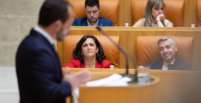 La candidata socialista a la Presidencia del Gobierno de La Rioja, Concha Andreu (c), escucha atenta este martes durante la intervención del portavoz del Grupo Parlamentario de Ciudadanos (Cs) en La Rioja, Pablo Baena (i), durante la segunda jornada del