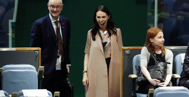 La primera ministra Jacinda Ardern reaccionando a ver a Neve en la Asamblea General de la ONU. / REUTERS