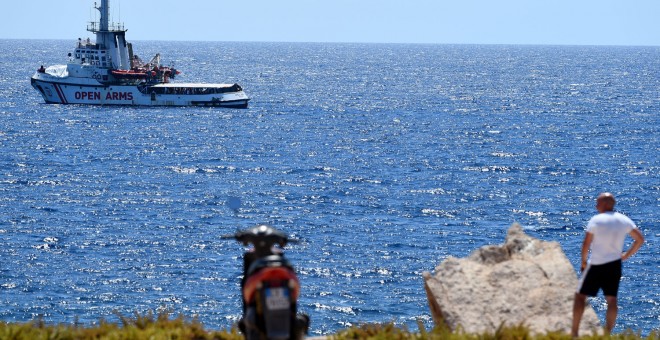 El barco Open Arms visto desde la isla de Lampedusa. - REUTERS