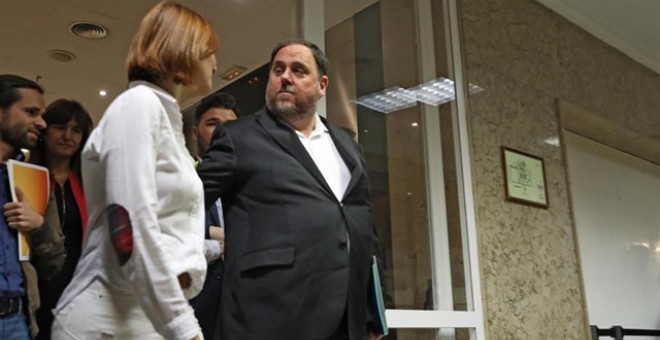 El exvicepresidente de la Generalitat, Oriol Junqueras, preso por el procés (acompañado entre otros por Gabriel Rufián (ERC), entra en el Congreso de los Diputados para iniciar los trámites pertinentes para recoger su acta de diputado. EUROPA PRESS/Marta