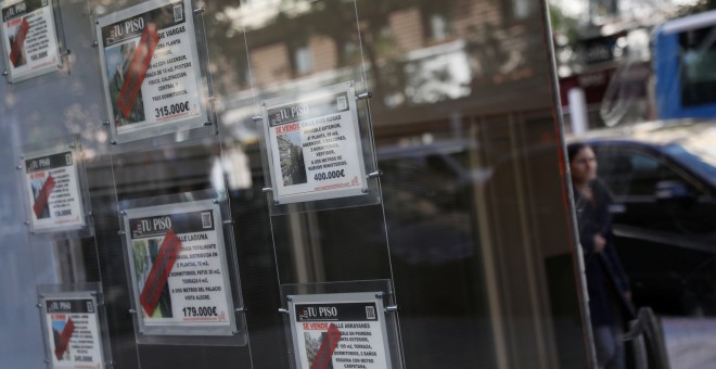 Anuncios de viviendas en venta en el escaparate de una agencia inmobiliaria. REUTERS/Susana Vera