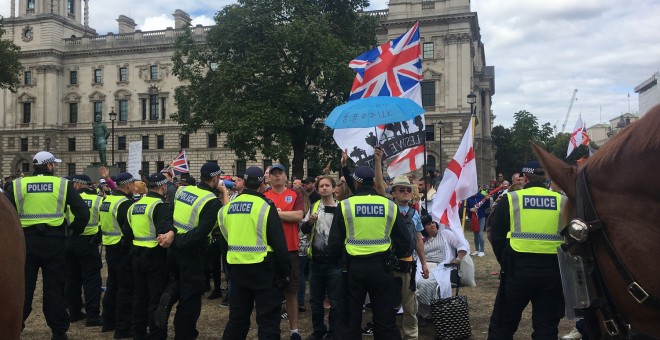 Varios hooligans increpan a agentes de Policía durante una manifestación de contrarios y partidarios del brexit en Londres. /CRISTINA CASERO