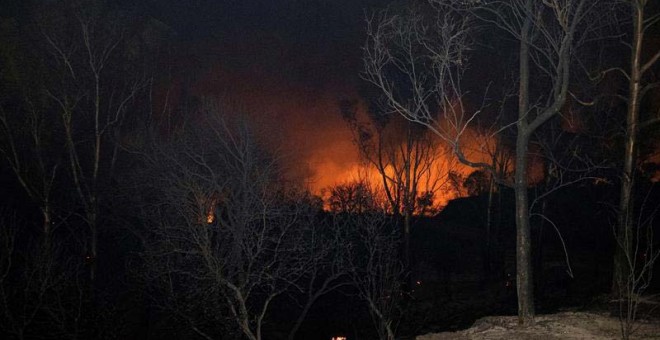 Imagen de la llamas producidas por el incendio forestal que afecta al paraje de la localidad sevillana de El Ronquillo. (DAVID ARJONA | EFE)