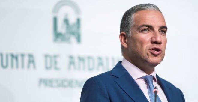 El portavoz del Gobierno andaluz, Elías Bendodo, anuncia la puesta en marcha de un teléfono de violencia intrafamiliar. / EFE