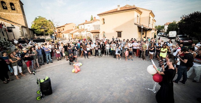 La plaza de Brieva se vista de gala para acoger buena poesía.