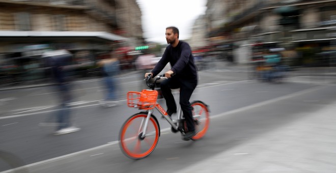 Un hombre circula en bicicleta por una calle de París, una de las alternativas de circulación debido a la huelga de transportes que vive la capital francesa. /REUTERS