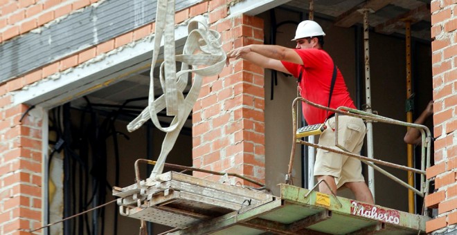 Trabajador de la construcción en una obra en Barcelona. EFE