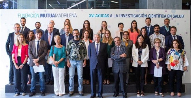 Foto de familia de los beneficiarios de las XVI Ayudas Investigación Fundación Mutua, con el presidente del Grupo Mutua Madrileña y su Fundación, Ignacio Garralda, el presidente del comité científico de la Fundación Mutua, Rafael Matesanz, y el microciruj