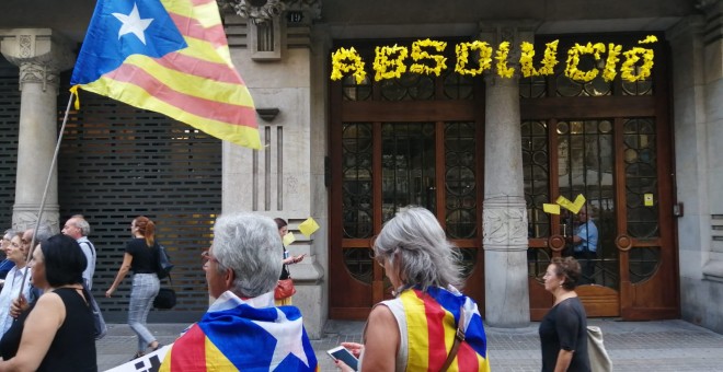 Mural amb clavells grocs a les portes del Departament d'Economia amb la paraula 'absolució' durant el segon aniversari de l'escorcoll de la seu per part de la Guàrdia Civil. Ander Zurimendi