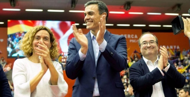 El líder socialista, Pedro Sánchez, amb la cap de llista per Barcelona, Meritxell Batet, i el primer secretari del PSC, Miquel Iceta, en un miting a Barcelona a la campanya de les eleccions generals del 28-A. EFE