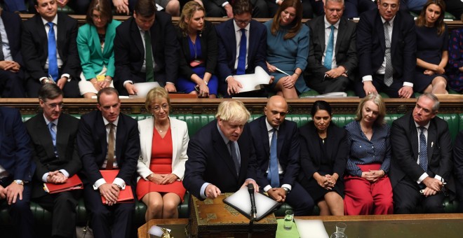 Imagen del primer ministro británico, Boris Johnson, en la Cámara de los Comunes, en la primera sesión tras la decisión de la Corte Suprema que declaró ilegal la suspensión del Parlamento de Westminster. EFE/EPA/JESSICA TAYLOR / UK PARLIAMENT