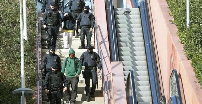 Agents dels Mossos d'Esquadra amb alguns dels detinguts en l'operació 'Pandora', que finalment sortirien en llibertat i sense càrrecs. EFE