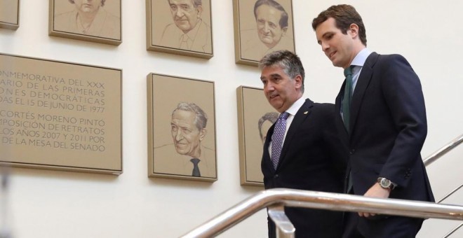 Pablo Casado junto a Ignacio Cosidó. (Ballesteros / EFE)