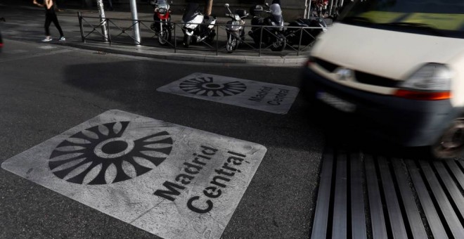 Una furgoneta entra dentro del perímetro de Madrid Central./EFE