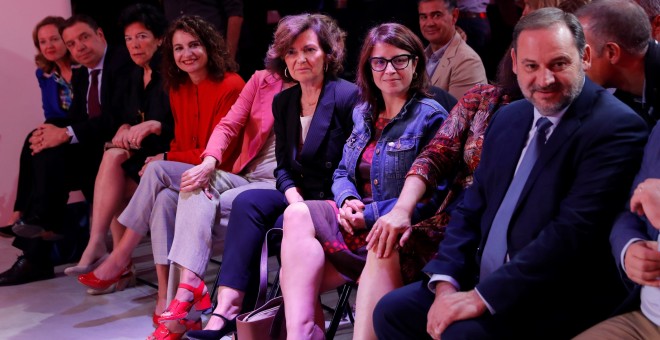 La vicepresidenta del Gobierno en funciones, Carmen Calvo (5i); la portavoz socialista en el Congreso, Adriana Lastra (2d), y parte del equipo de Gobierno de Pedro Sánchez, durante la presentación de la campaña electoral de los socialistas para las elecci