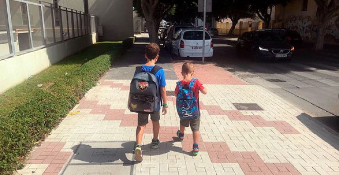 Dos niños de camino al colegio en un momento del estudio. / UMA