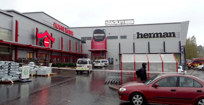 La Policía finlandesa acordona la entrada al centro comercial Hermann en Kuopio, donde se ha producido el ataque. Reuters.