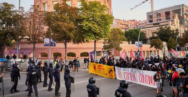 Uns 300 manifestants protesten davant la caserna de la Guàrdia Civil a Girona durant el segon aniversari de l'1-O. EFE/David Borrat