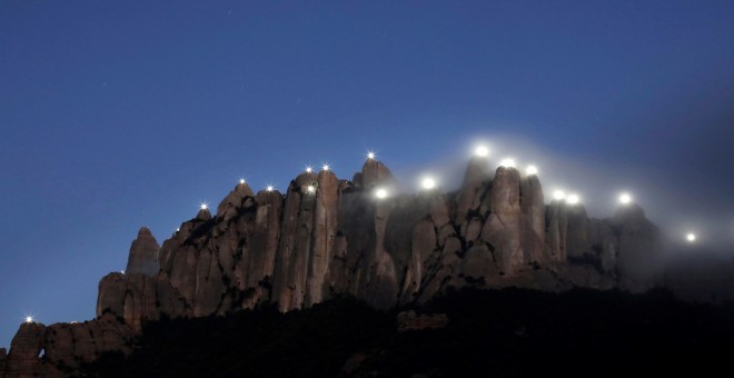 Les agulles de Montserrat il·luminades per fanals en una acció que vol commemorar els 131 presidents de la Generalitat durant el segon aniversari de l'1 d'octubre. EFE/Susanna Sáez