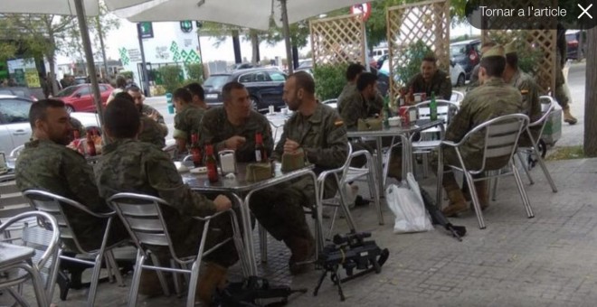 La imagen de los legionarios armados en una terraza que ha suscitado polémica. @gabrielrufian