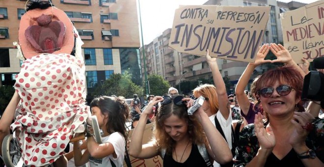 03/10/2019 - Concentración de apoyo a las tres acusadas por la manifestación del 'Coño Insumiso' en Sevilla. EFE/ José Manuel Vidal