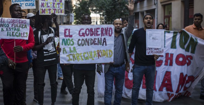 Un grupo de migrantes protesta ante la Oficina de Extranjería en Madrid contra la falta de citas para realizar sus trámites. -JAIRO VARGAS