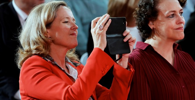 La ministra de Economía en Funciones, Nadia Calviño, realiza una fotografía durante la presentación del programa electoral del PSOE para las próximas elecciones del 10 de Noviembre. EFE/Chema Moya