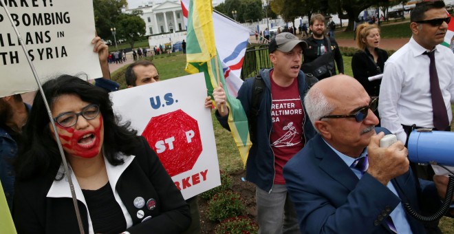 Varios manifestantes han protestado frente a la Casa Blanca por la retirada de las tropas estadounidenses. / Reuters