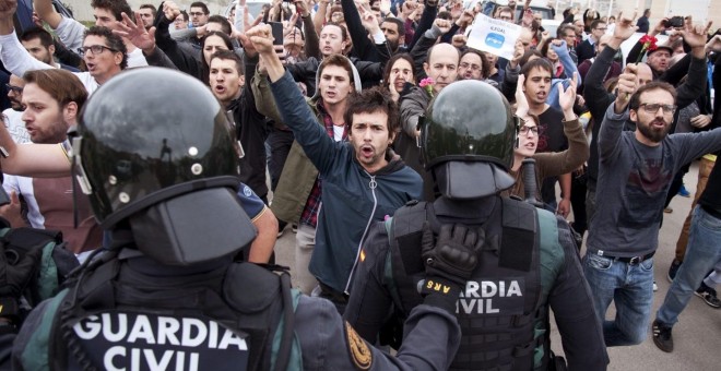 01/10/2017 - La Guardia Civil ante un centro de votación de Sant Julià de Ramis (Girona) el 1-O. EFE/ROBIN TOWNSEND