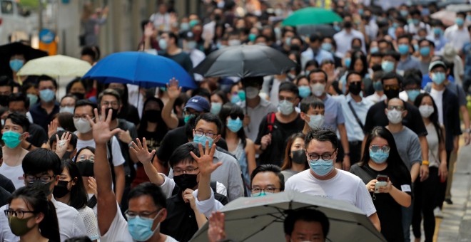 Cientos de personas marchan en el centro de Hong Kong para protestar contra los abusos policiales. / Reuters