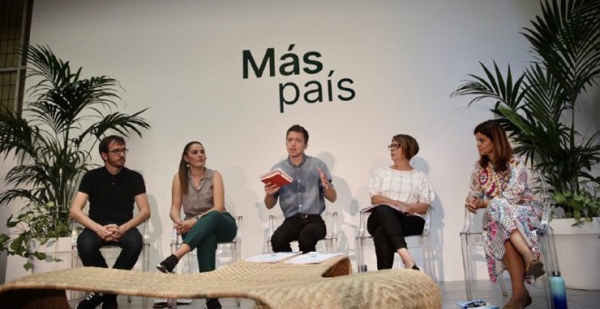 Íñigo Errejón, Mireia Mollà, Inés Sabanés, Héctor Tejero y Esperanza Gómez durante el acto de presentación del eje vertebrador del programa electoral: 'Un acuerdo verde para España'. / Más País