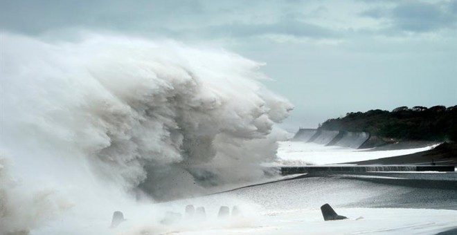 Olas gigantes generadas este sábado por el tifón Hagibis en Mihama, en la prefectura de Mie, Japón. Las autoridades de Japón activaron hoy una inusual alerta máxima por lluvias ante la aproximación del potente tifón Hagibis, que antes de tocar tierra ya h