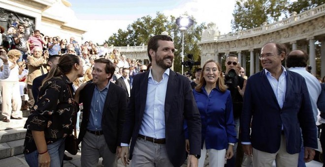 El presidente nacional del Partido Popular, Pablo Casado (c), presenta la candidatura del PP por Madrid al Congreso de los Diputados y al Senado, acompañado del alcalde Madrid José Luis Rodriguez Almeida (2i), y la presidenta de la Comunidad Isabel Díaz