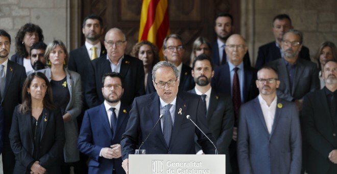 El presidente de la Generalitat, Quim Torra, flanqueado por los consellers de su Govern, el presidente del Parlament, Roger Torrent, miembros soberanistas de la Mesa de la cámara catalana, y otras personalidades políticas catalanas, durante la declaración