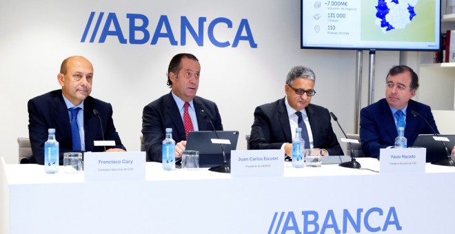 El consejero ejecutivo y el presidente ejecutivo de Caixa Geral de Depositos, Francisco Cary (i) y Paulo Macedo (2d) y el presidente y el consejero delegado de Abanca, Juan Carlos Escotet (2i) y Francisco Botas (d), respectivamente, durante la presentació