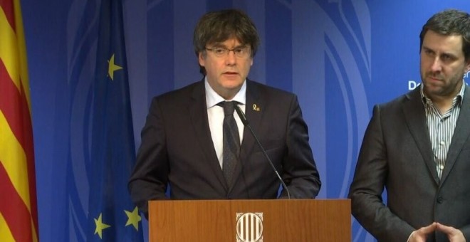 Carles Puigdemont, acompanyat de Toni Comín, durant la seva declaració de resposta a la sentència del Tribunal Suprem, CCMA