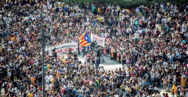 14/10/2019.- Miles de personas se concentran en la Plaza de Catalunya de Barcelona en protesta por la sentencia del procés. EFE/Marta Pérez