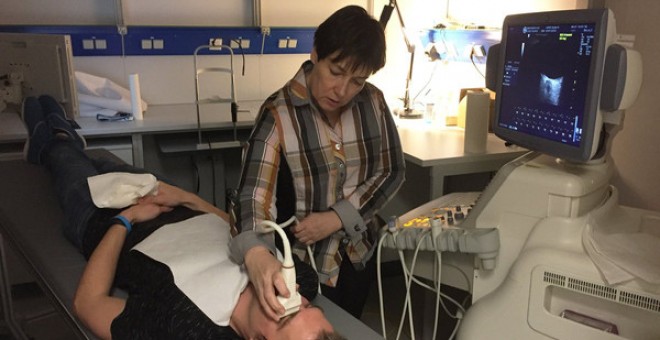 Una médica examina la agudeza visual de los voluntarios. La alteración de los fluidos provoca un incremento de la presión intracraneal y cambios en la retina y el nervio óptico. / DLR