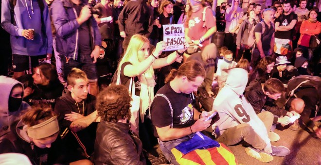 Escena de la protesta ante las vallas policiales, poco antes del extraño incidente con 'infiltrados' que acabó generando violencia. SERGI CAMARA