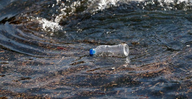 Una botella de plástico flota sobre las olas del mar en un puerto pesquero en Isumi, al este de Japón. REUTERS/Issei Kato