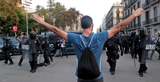 Un hombre en la protesta convocada en la plaza de Urquinaona de Barcelona. / MARTA PÉREZ (EFE)