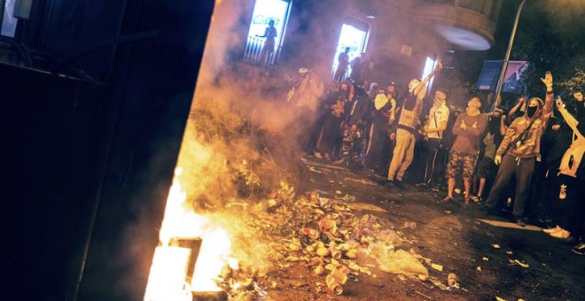 Un fuego en las inmediaciones de la plaza de Urquinaona, en Barcelona. / ENRIC FONTCUBERTA (EFE)